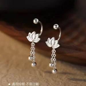 Aretes con Flor de Loto de Plata Pura S999: Diseño tipo Huggie con Cierre de Rosca