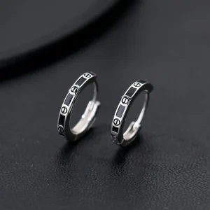 Aros Pequeños en Plata 999 – Diseño Geométrico y Contraste Negro